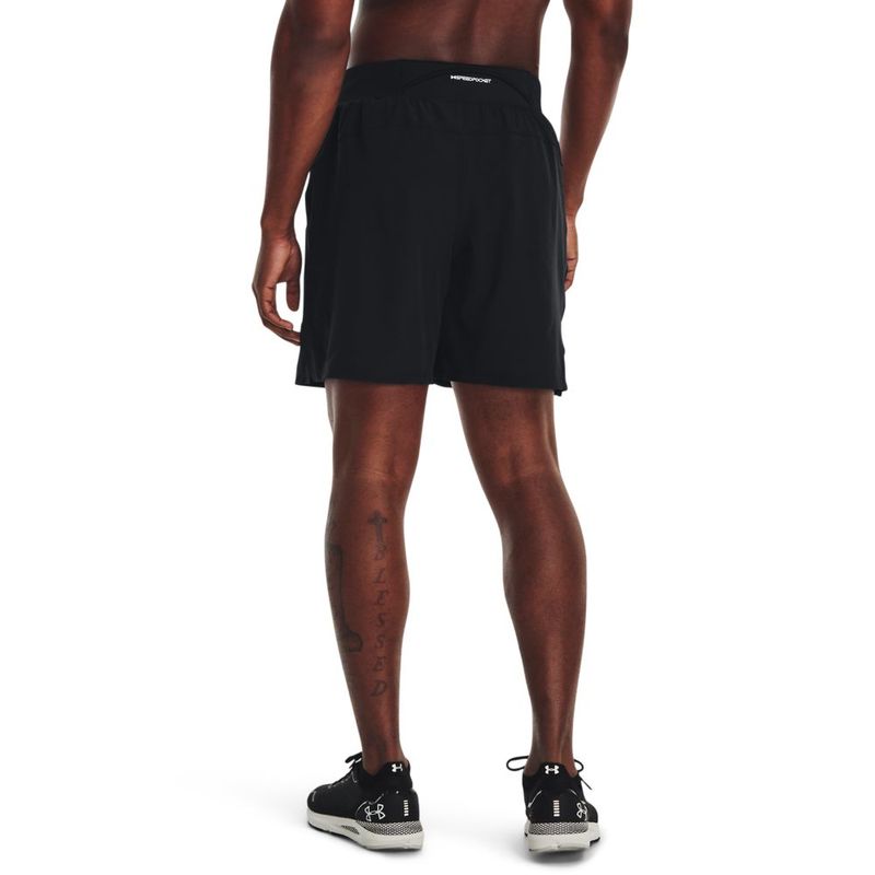 Pantaloneta-under-armour-para-hombre-Launch-Elite-7---Short-para-correr-color-negro.-Reverso-Sobre-Modelo