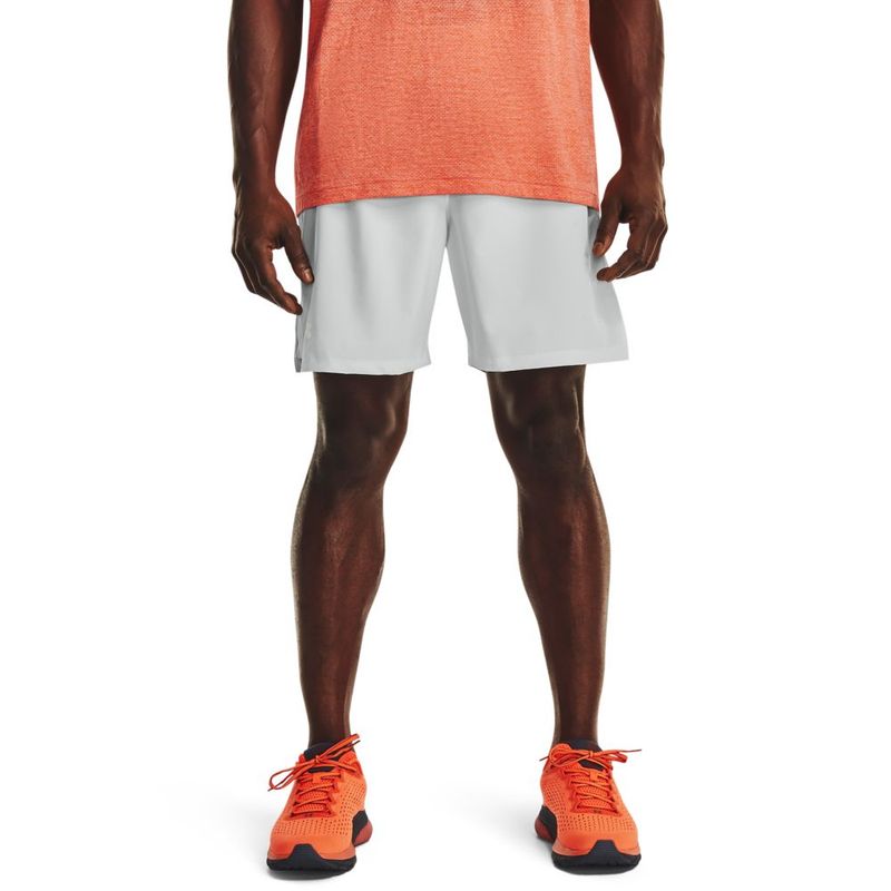Pantaloneta-under-armour-para-hombre-Launch-Elite-7---Short-para-correr-color-negro.-Frente-Sobre-Modelo