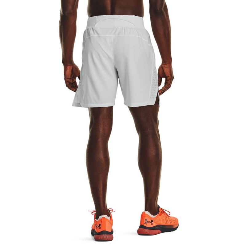 Pantaloneta-under-armour-para-hombre-Launch-Elite-7---Short-para-correr-color-negro.-Reverso-Sobre-Modelo