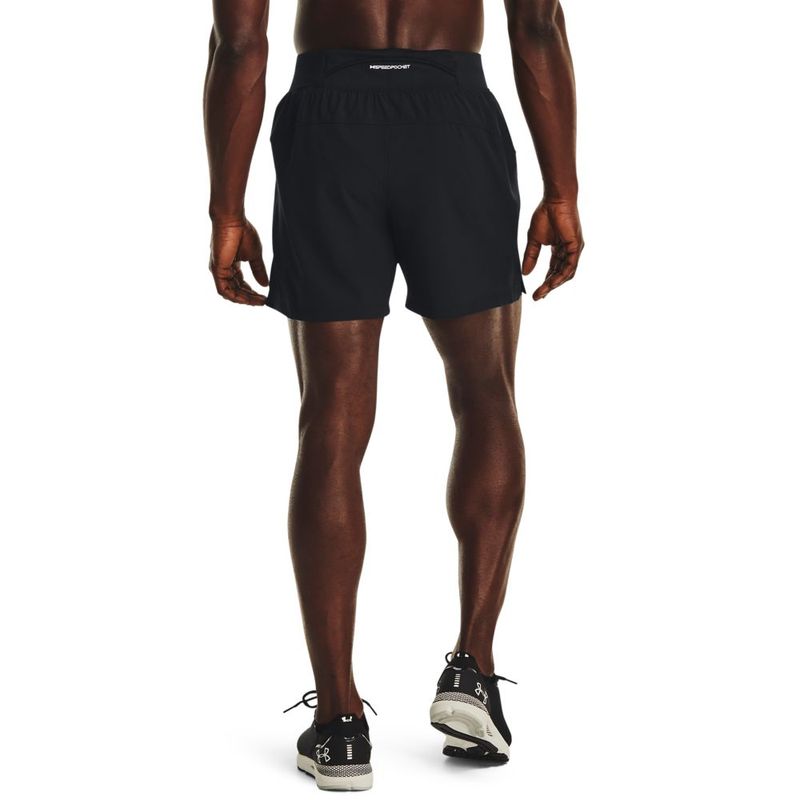Pantaloneta-under-armour-para-hombre-Launch-Elite-5---Short-para-correr-color-negro.-Reverso-Sobre-Modelo