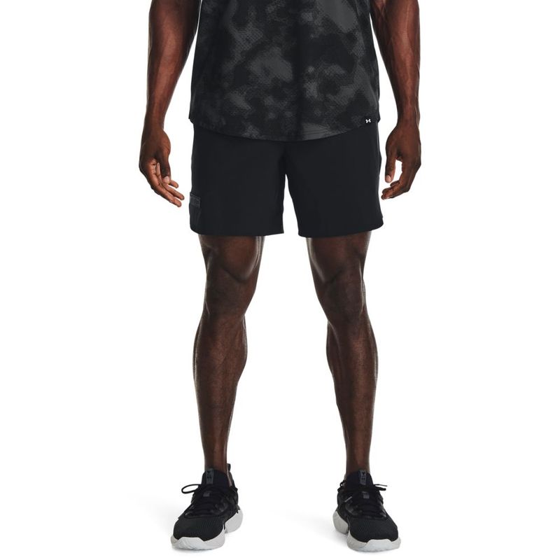 Pantaloneta-under-armour-para-hombre-Pjt-Rock-Unstoppable-Sts-para-entrenamiento-color-negro.-Frente-Sobre-Modelo