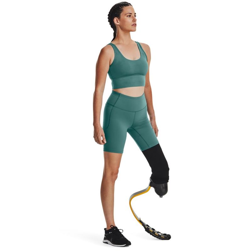 Camiseta-Manga-Sisa-under-armour-para-mujer-Meridian-Fitted-Crop-Tank-para-entrenamiento-color-amarillo.-Modelo-In-Action
