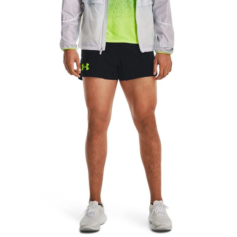 Pantaloneta-under-armour-para-hombre-Ua-Lighter-Than-Air-Short-para-correr-color-negro.-Frente-Sobre-Modelo