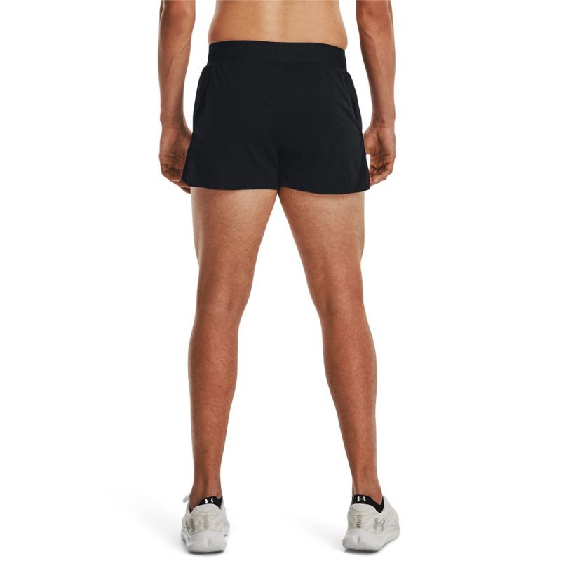 Pantaloneta-under-armour-para-hombre-Ua-Lighter-Than-Air-Short-para-correr-color-negro.-Reverso-Sobre-Modelo