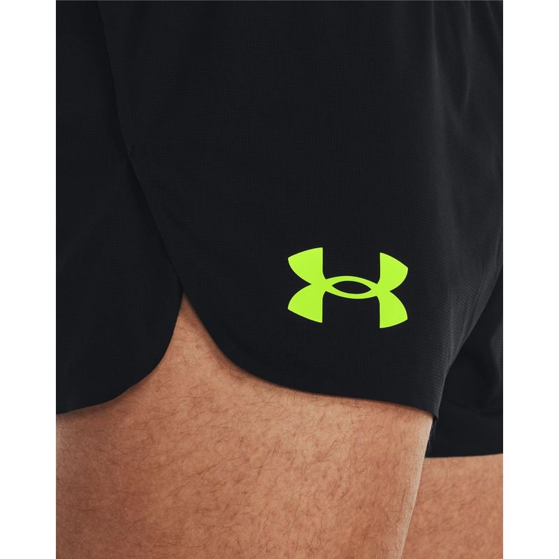 Pantaloneta-under-armour-para-hombre-Ua-Lighter-Than-Air-Short-para-correr-color-negro.-Manga