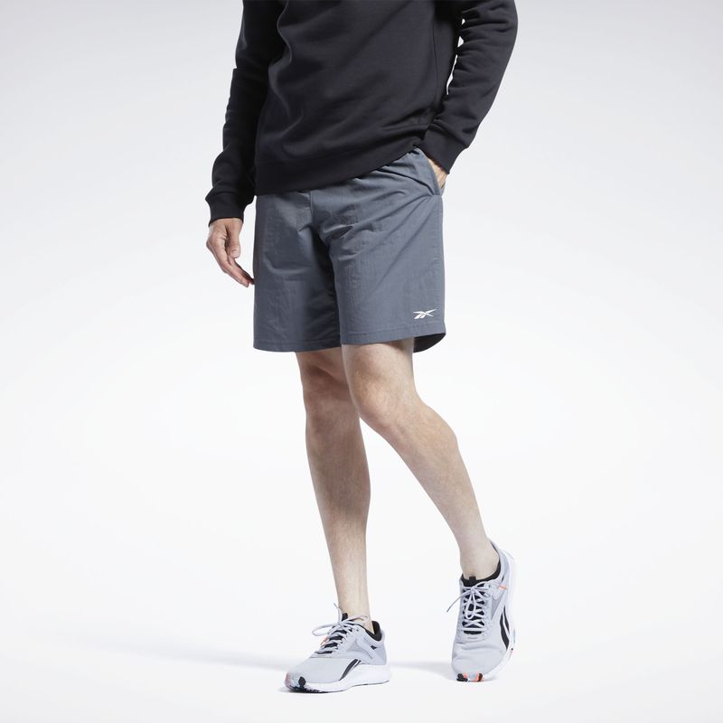 Pantaloneta-reebok-para-hombre-Id-Train-Utility-Short-para-entrenamiento-color-gris.-Frente-Sobre-Modelo