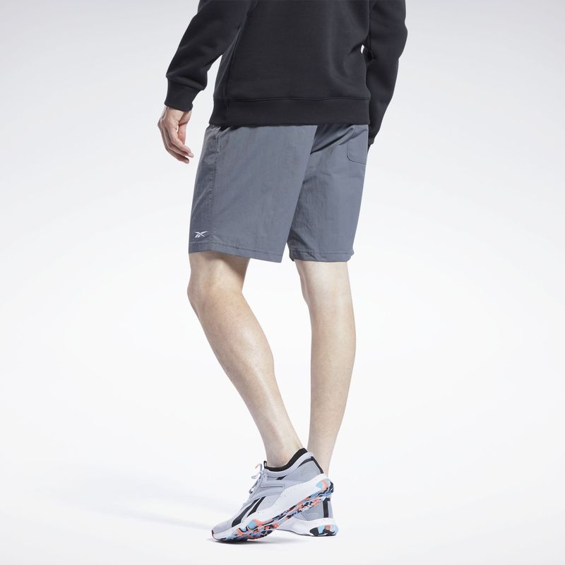 Pantaloneta-reebok-para-hombre-Id-Train-Utility-Short-para-entrenamiento-color-gris.-Reverso-Sobre-Modelo