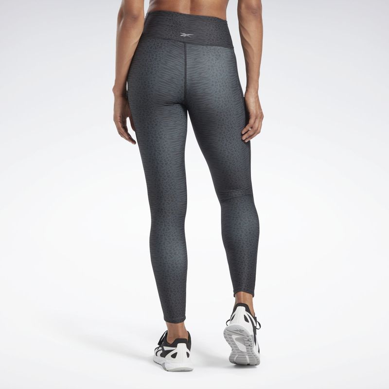 Licra-reebok-para-mujer-Lux-Hr-2.0-Ms-Tight-para-entrenamiento-color-negro.-Reverso-Sobre-Modelo