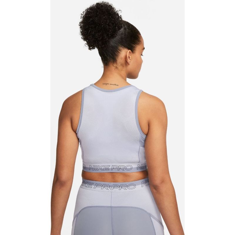 Camiseta-Manga-Sisa-nike-para-mujer-W-Np-Df-Crop-Tank-Femme-para-entrenamiento-color-morado.-Reverso-Sobre-Modelo