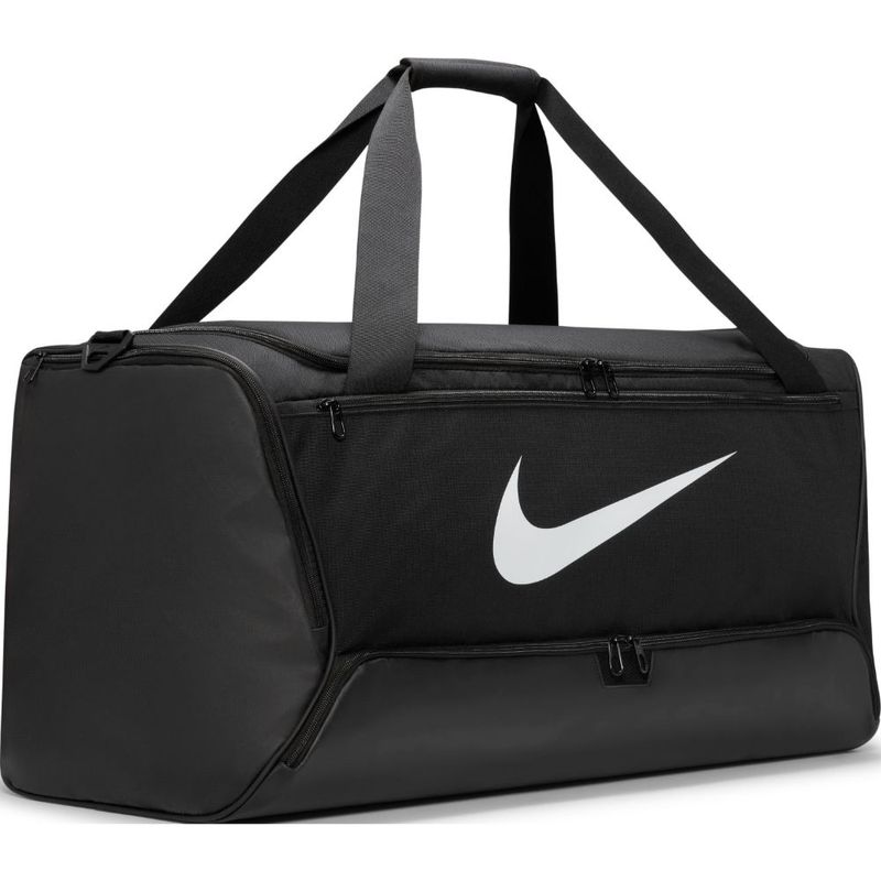 Maletin-nike-para-hombre-Nk-Brsla-L-Duff---9.5-95L-para-entrenamiento-color-negro.-Frente-Sobre-Modelo