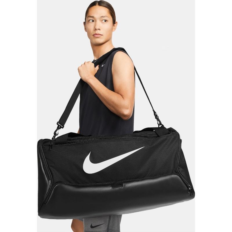 Maletin-nike-para-hombre-Nk-Brsla-L-Duff---9.5-95L-para-entrenamiento-color-negro.-Reverso-Sobre-Modelo