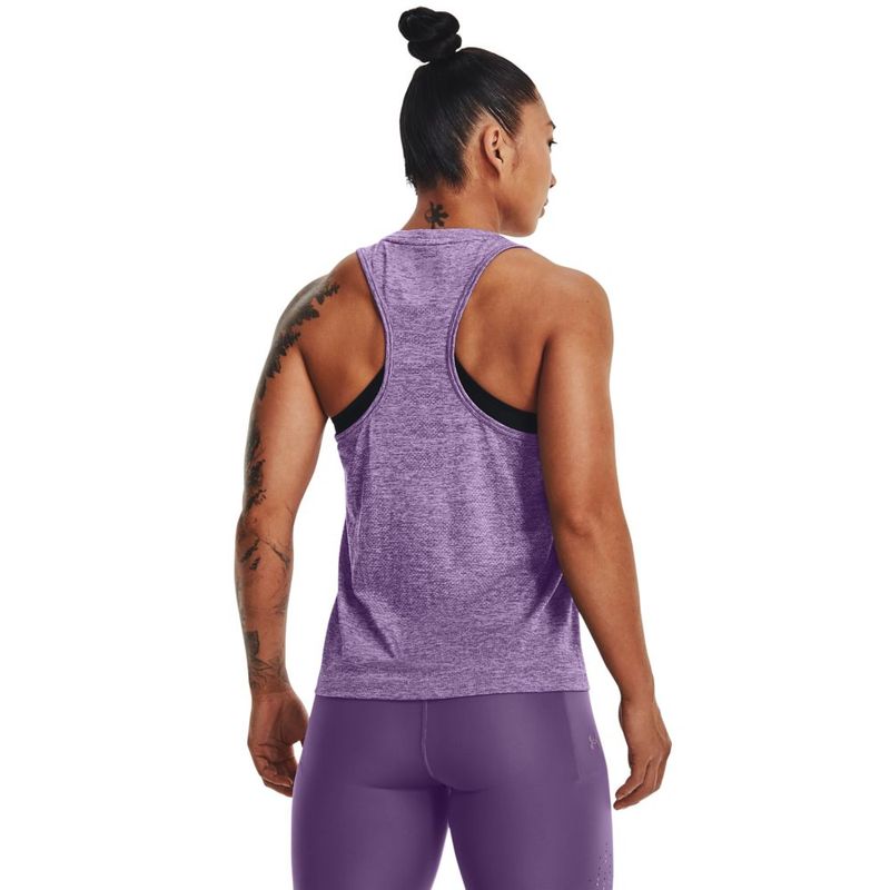Camiseta-Manga-Sisa-under-armour-para-mujer-Ua-Seamless-Stride-Singlet-para-correr-color-morado.-Reverso-Sobre-Modelo