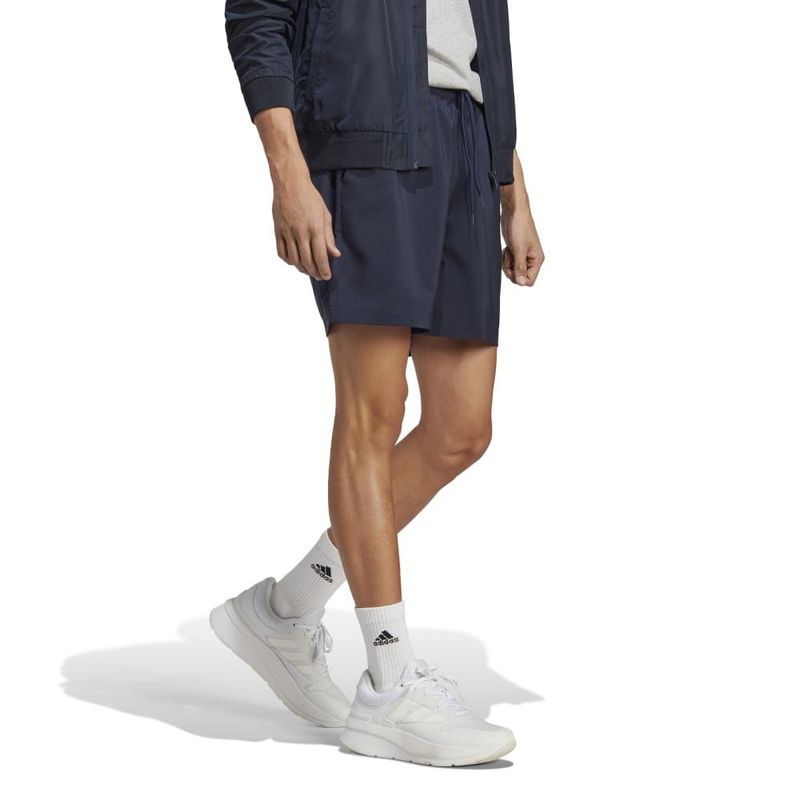 Pantaloneta-adidas-para-hombre-M-Sl-Chelsea-para-moda-color-azul.-Modelo-En-Movimiento