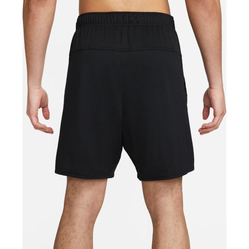 Pantaloneta-nike-para-hombre-M-Nk-Df-Totality-Knit-7In-Ul-para-entrenamiento-color-negro.-Reverso-Sobre-Modelo