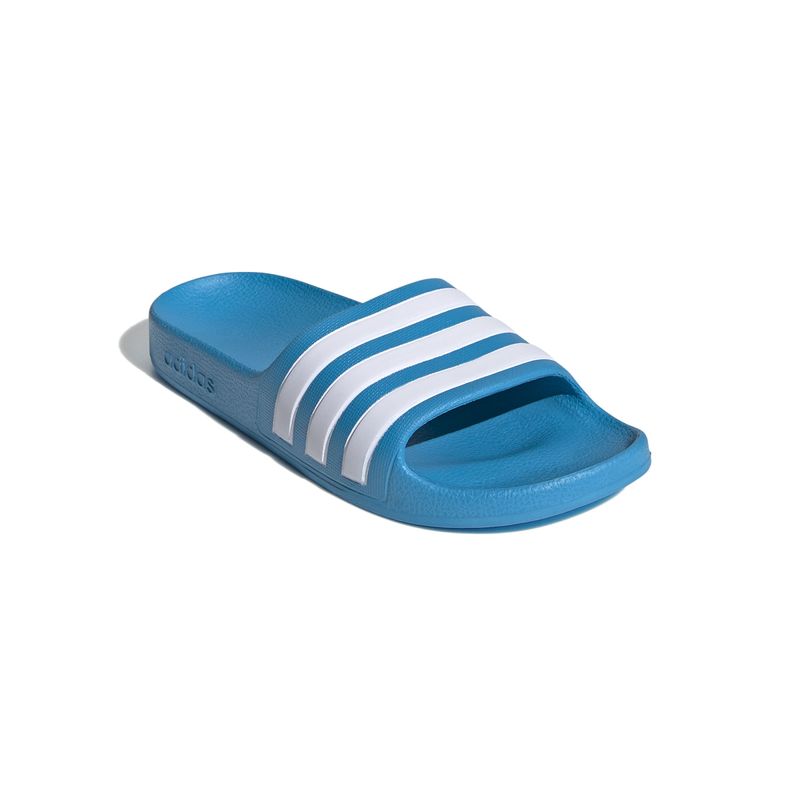 Sandalias-adidas-para-niño-Adilette-Aqua-K-para-natacion-color-azul.-Par-Alineados