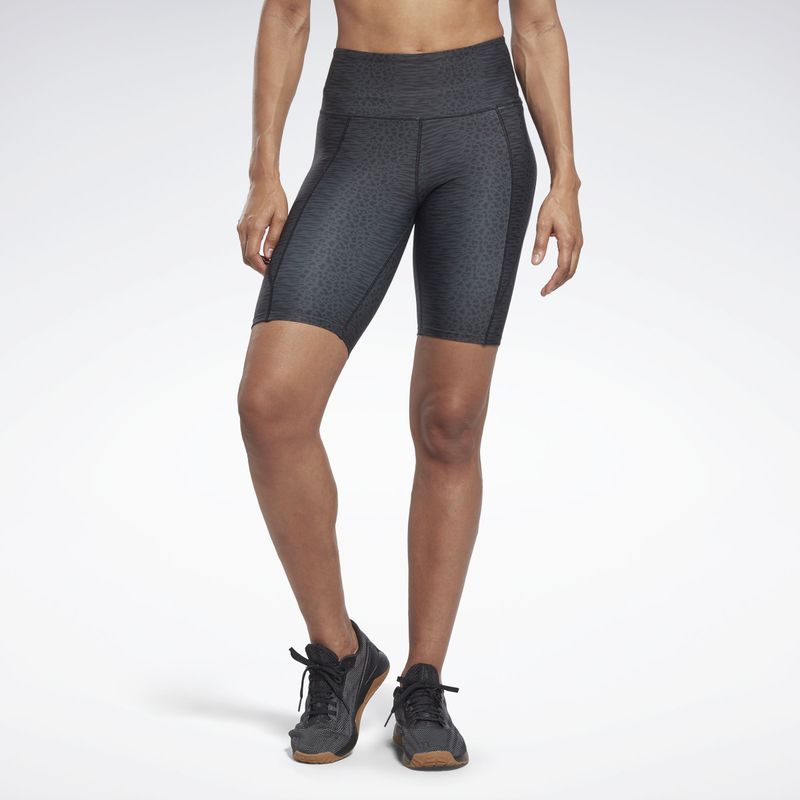 Pantaloneta-reebok-para-mujer-Lux-Bold-Hr-Short---Ms-para-entrenamiento-color-negro.-Frente-Sobre-Modelo
