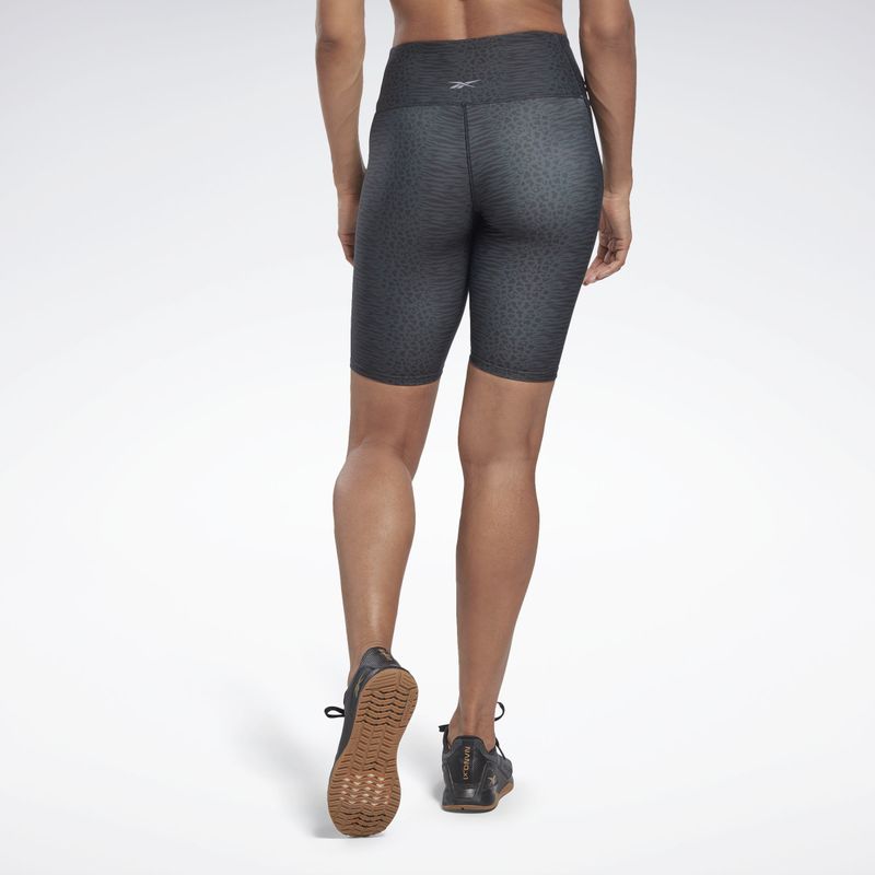 Pantaloneta-reebok-para-mujer-Lux-Bold-Hr-Short---Ms-para-entrenamiento-color-negro.-Reverso-Sobre-Modelo