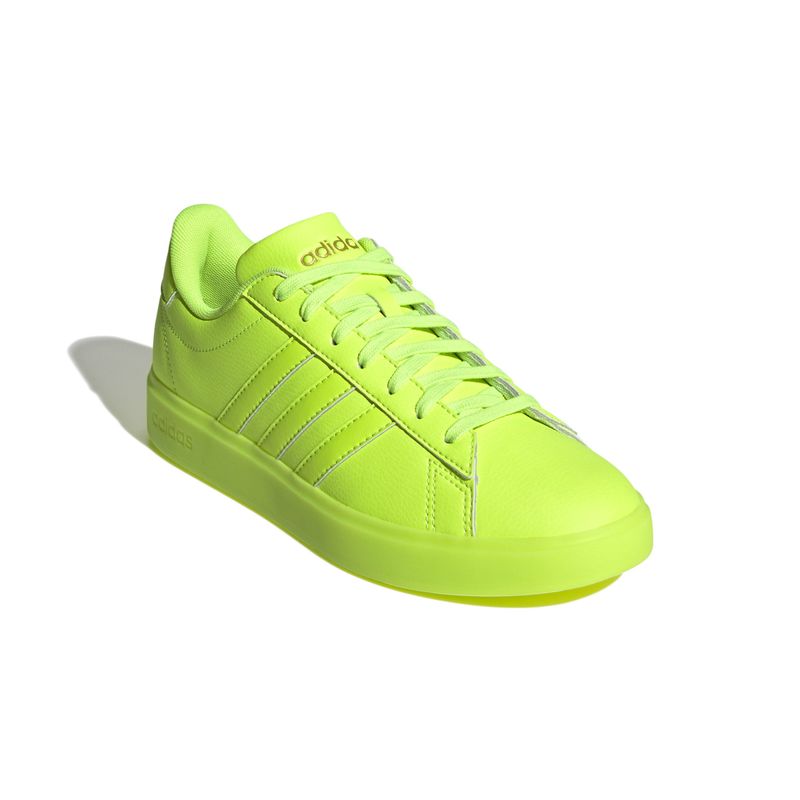 Tenis-adidas-para-mujer-Grand-Court-2.0-para-moda-color-cafe.-Par-Alineados