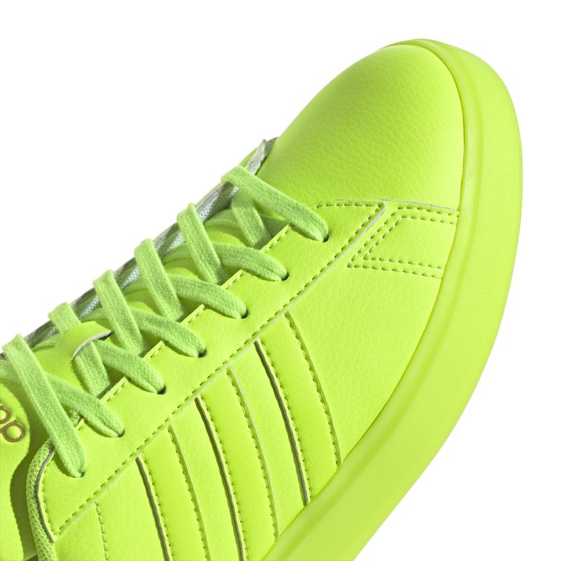 Tenis-adidas-para-mujer-Grand-Court-2.0-para-moda-color-cafe.-Detalle-1