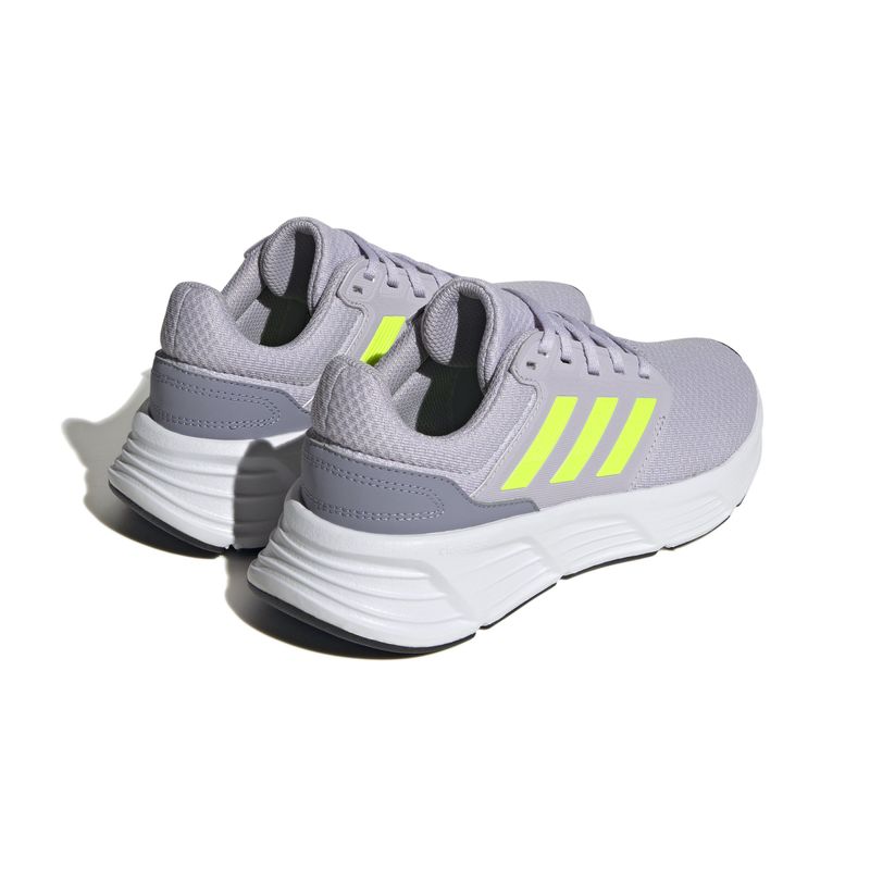 Tenis-adidas-para-mujer-Galaxy-6-W-para-correr-color-gris.-Talon