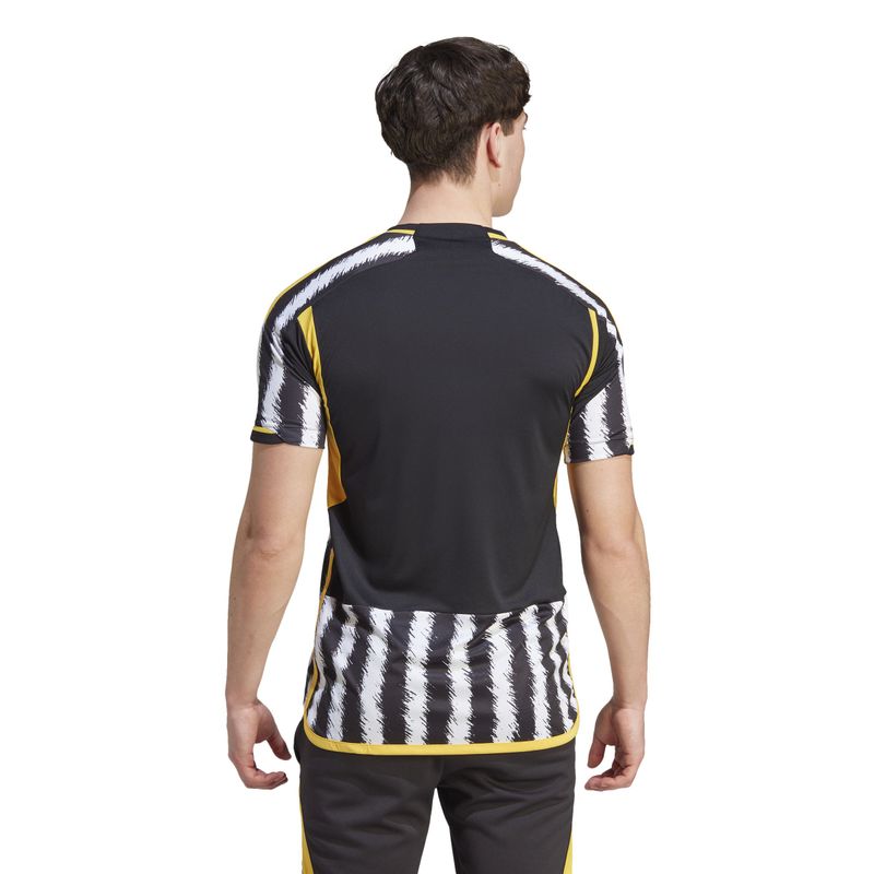 Camiseta-Manga-Corta-adidas-para-hombre-Juve-H-Jsy-para-futbol-color-negro.-Reverso-Sobre-Modelo