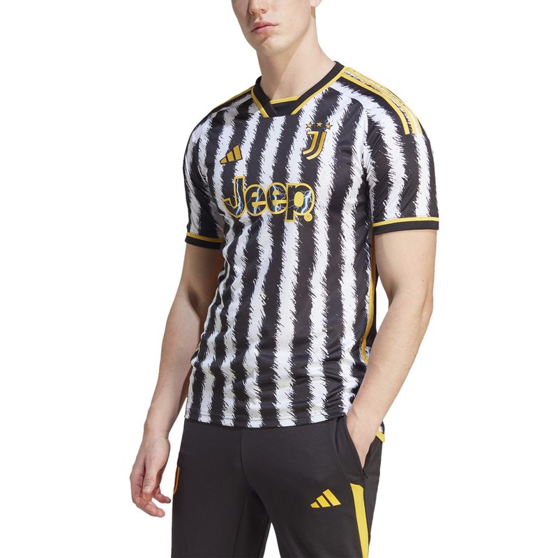Camiseta-Manga-Corta-adidas-para-hombre-Juve-H-Jsy-para-futbol-color-negro.-Zoom-Frontal-Sobre-Modelo