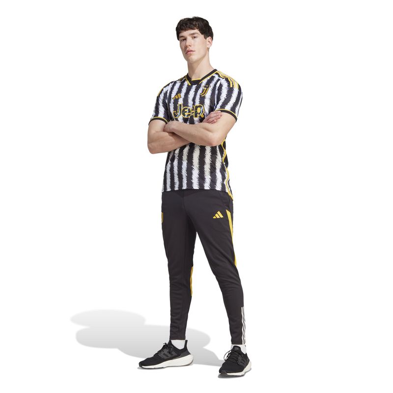 Camiseta-Manga-Corta-adidas-para-hombre-Juve-H-Jsy-para-futbol-color-negro.-Modelo-En-Movimiento