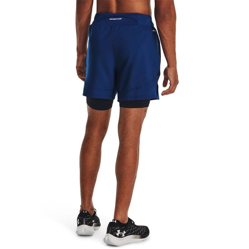 Pantaloneta-under-armour-para-hombre-Launch-Elite-2In1-5-Short-para-correr-color-azul.-Reverso-Sobre-Modelo