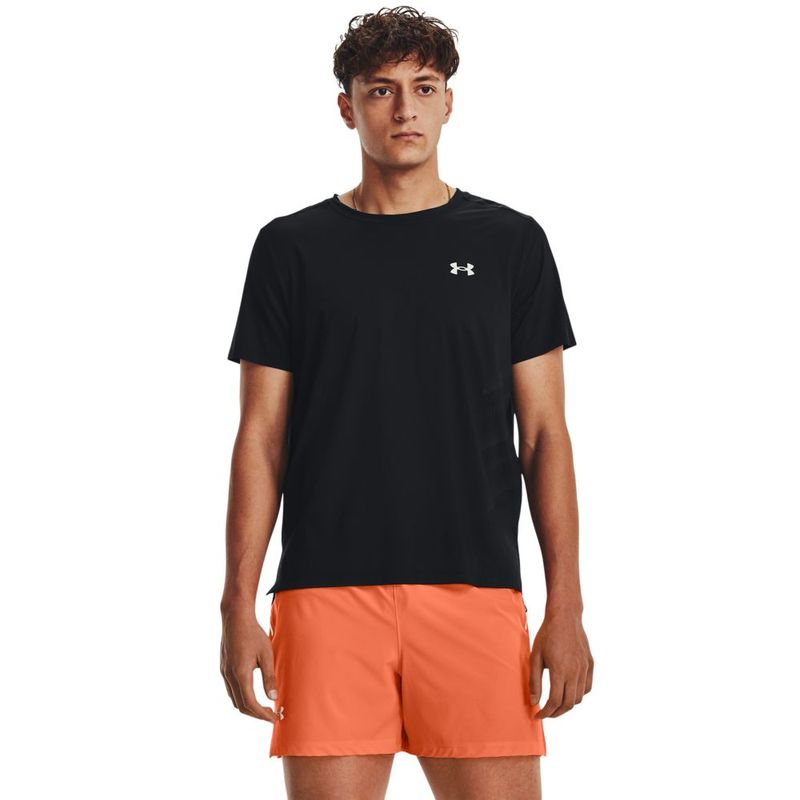 Camiseta-Manga-Corta-under-armour-para-hombre-Ua-Laser-Shortsleeve-para-correr-color-negro.-Frente-Sobre-Modelo