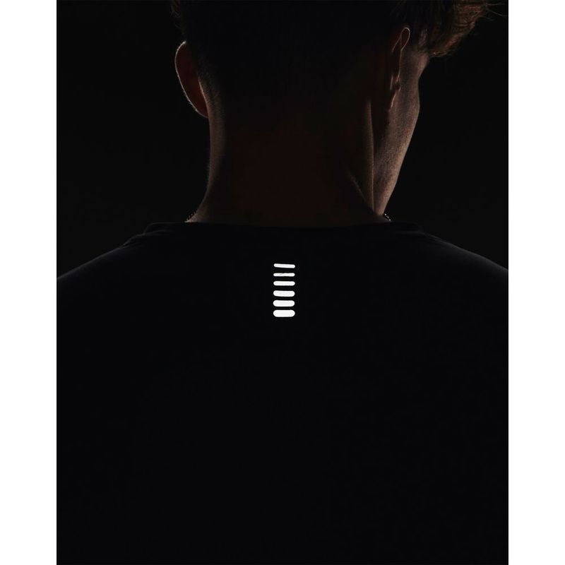 Camiseta-Manga-Corta-under-armour-para-hombre-Ua-Laser-Shortsleeve-para-correr-color-negro.-Reflectores