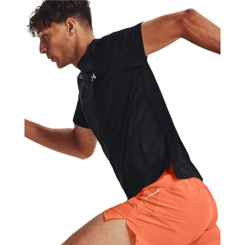 Camiseta-Manga-Corta-under-armour-para-hombre-Ua-Laser-Shortsleeve-para-correr-color-negro.-Modelo-In-Action