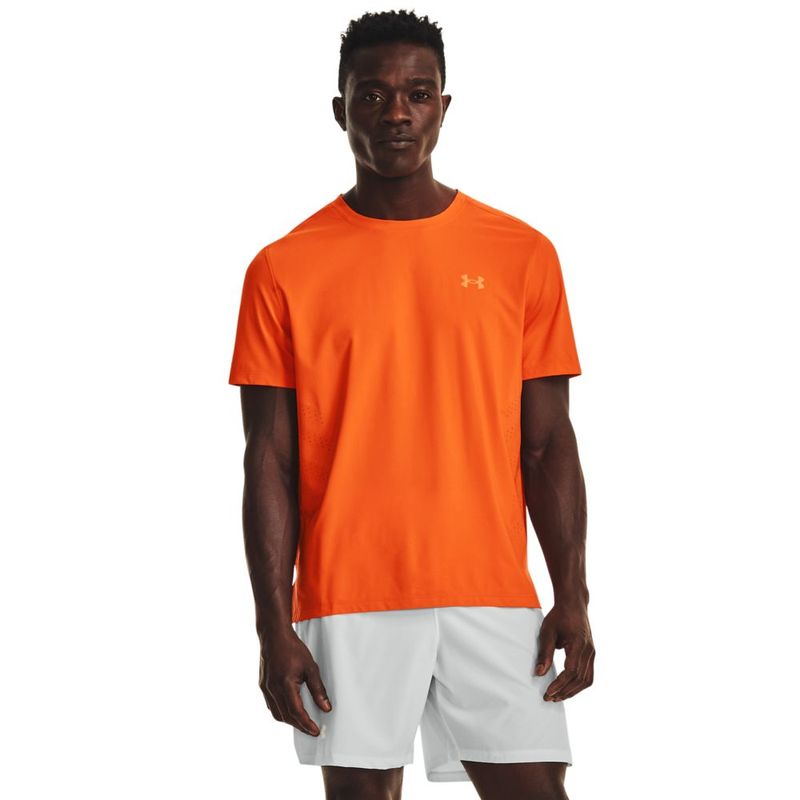 Camiseta-Manga-Corta-under-armour-para-hombre-Ua-Laser-Shortsleeve-para-correr-color-naranja.-Frente-Sobre-Modelo