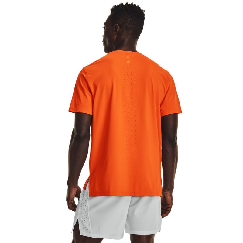 Camiseta-Manga-Corta-under-armour-para-hombre-Ua-Laser-Shortsleeve-para-correr-color-naranja.-Reverso-Sobre-Modelo