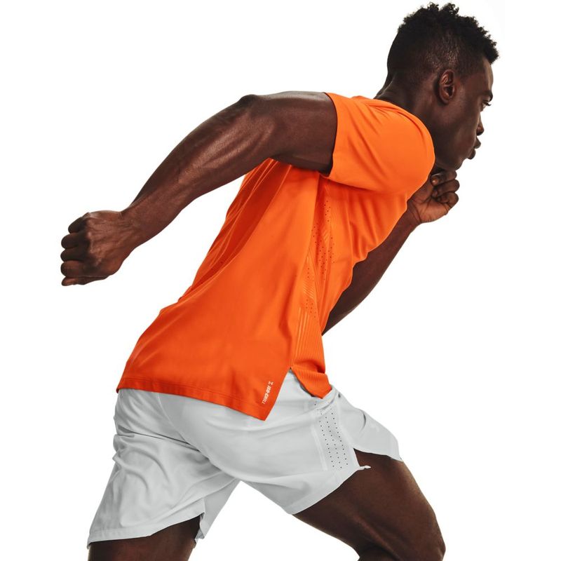 Camiseta-Manga-Corta-under-armour-para-hombre-Ua-Laser-Shortsleeve-para-correr-color-naranja.-Modelo-In-Action