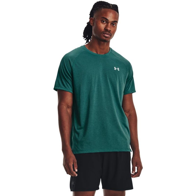 Camiseta-Manga-Corta-under-armour-para-hombre-Ua-Streaker-Tee-para-correr-color-verde.-Frente-Sobre-Modelo