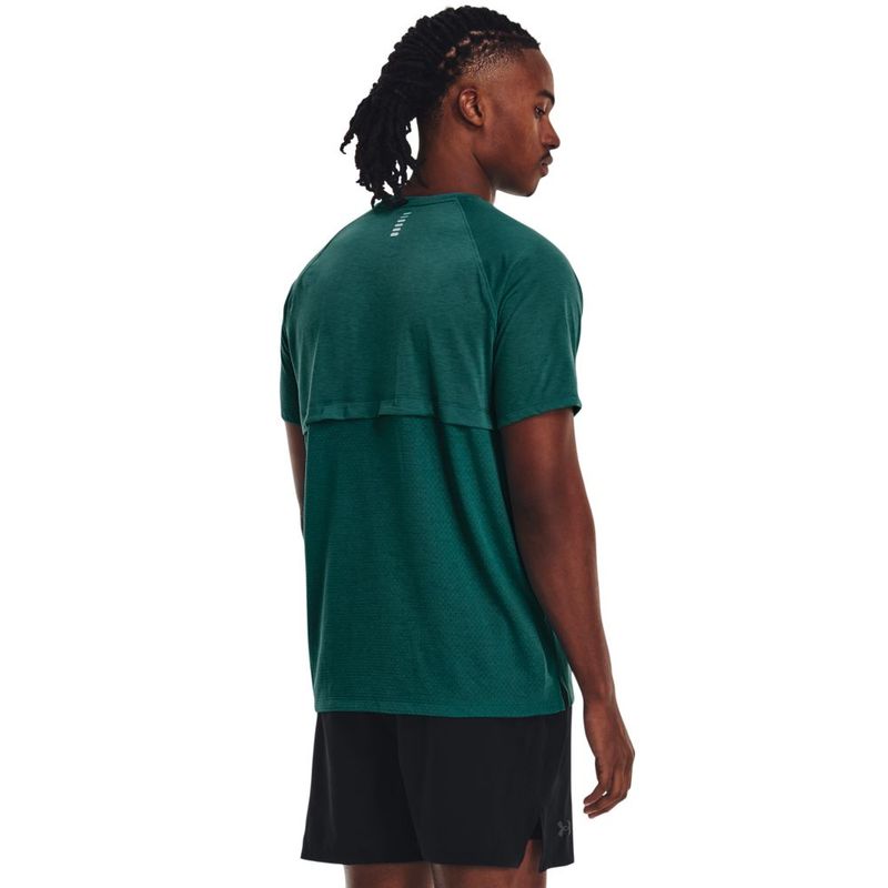 Camiseta-Manga-Corta-under-armour-para-hombre-Ua-Streaker-Tee-para-correr-color-verde.-Reverso-Sobre-Modelo