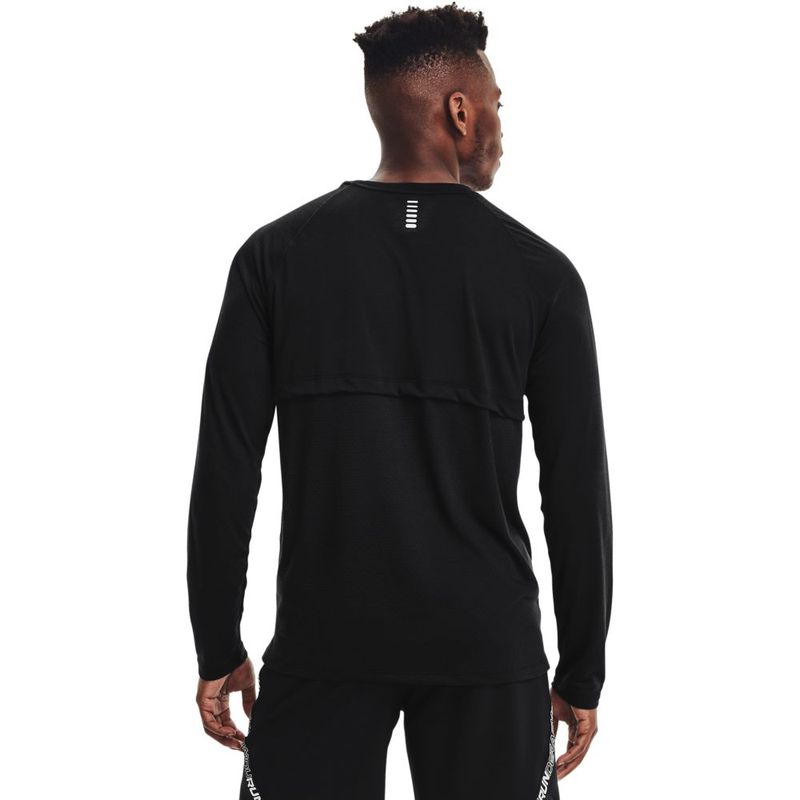 Camiseta-Manga-Larga-under-armour-para-hombre-Ua-Streaker-Long-Sleeve-para-correr-color-negro.-Reverso-Sobre-Modelo
