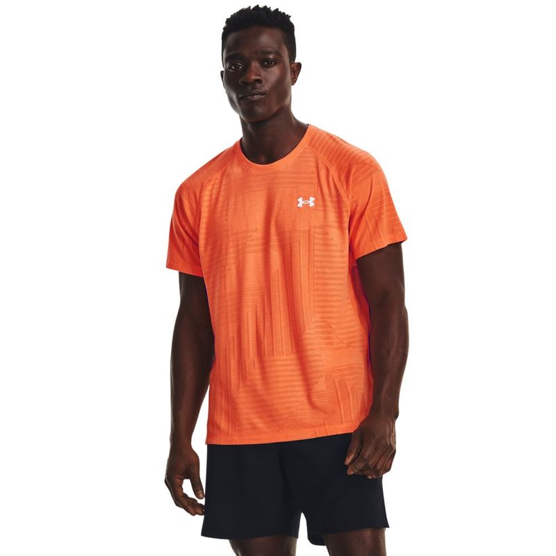 Camiseta-Manga-Corta-under-armour-para-hombre-Ua-Streaker-Deco-Diamond-Ss-para-correr-color-naranja.-Frente-Sobre-Modelo