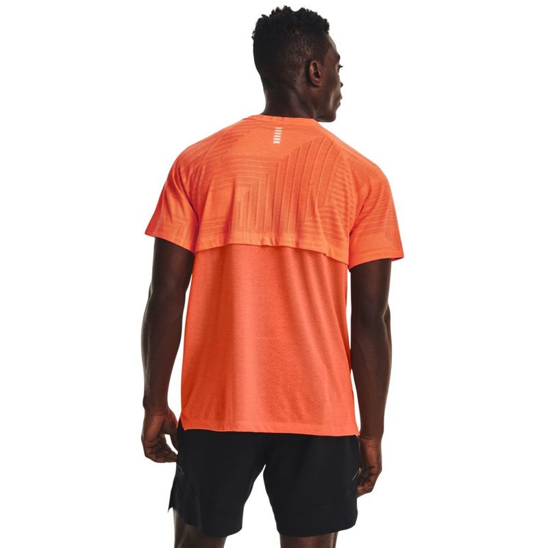 Camiseta-Manga-Corta-under-armour-para-hombre-Ua-Streaker-Deco-Diamond-Ss-para-correr-color-naranja.-Reverso-Sobre-Modelo
