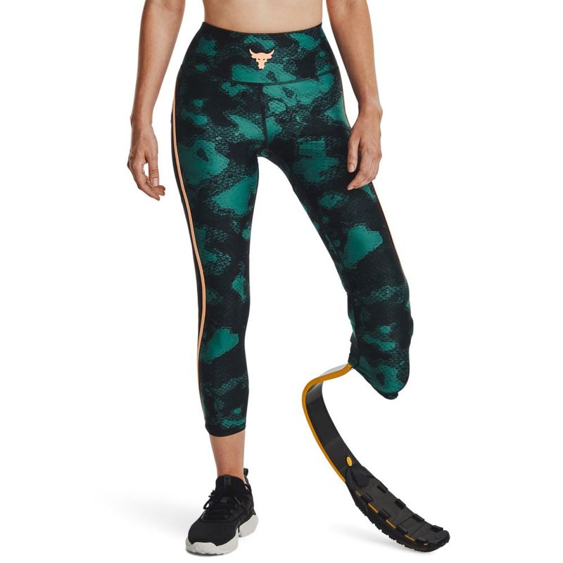 Licra-under-armour-para-mujer-Pjt-Rck-Hg-Pt-Ankl-Lg-Fam-Grn-para-entrenamiento-color-verde.-Frente-Sobre-Modelo