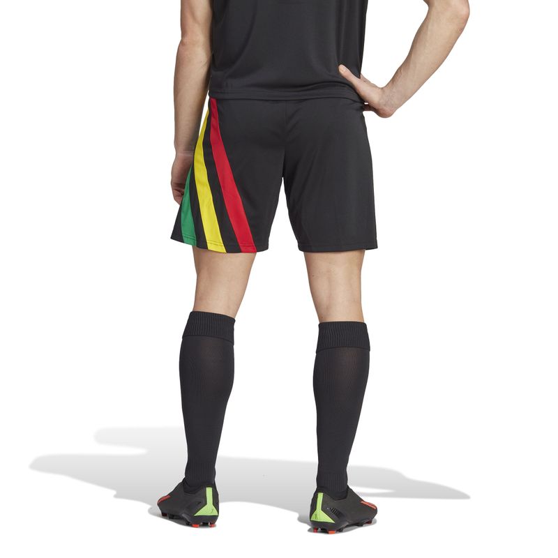 Pantaloneta-adidas-para-hombre-Fortore23-Sho-para-futbol-color-negro.-Reverso-Sobre-Modelo