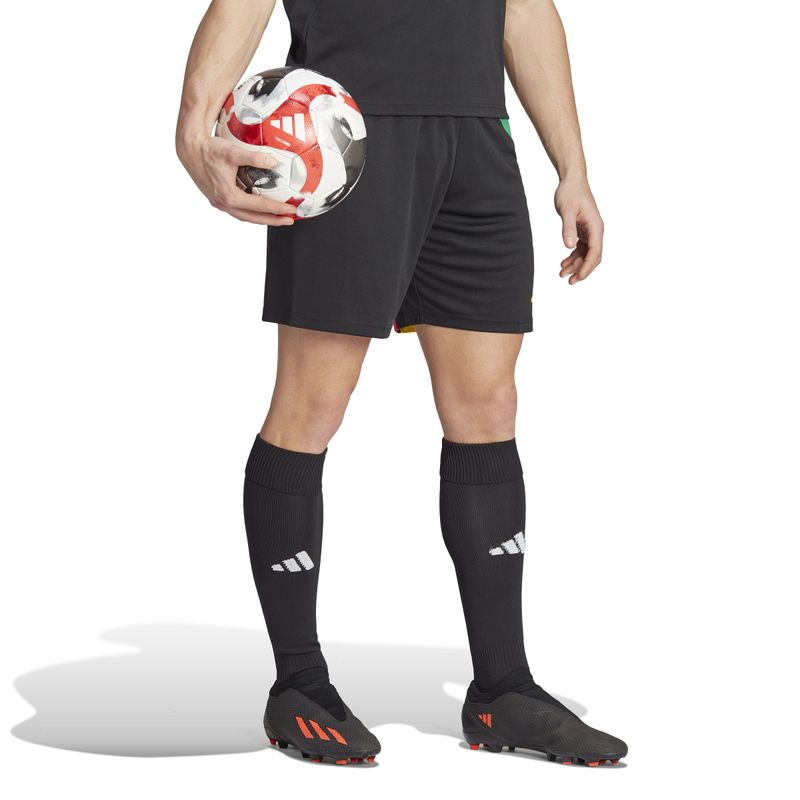 Pantaloneta-adidas-para-hombre-Fortore23-Sho-para-futbol-color-negro.-Modelo-En-Movimiento