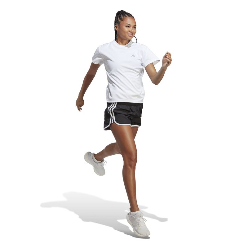 Camiseta-Manga-Corta-adidas-para-mujer-Run-It-Tee-para-correr-color-blanco.-Modelo-En-Movimiento