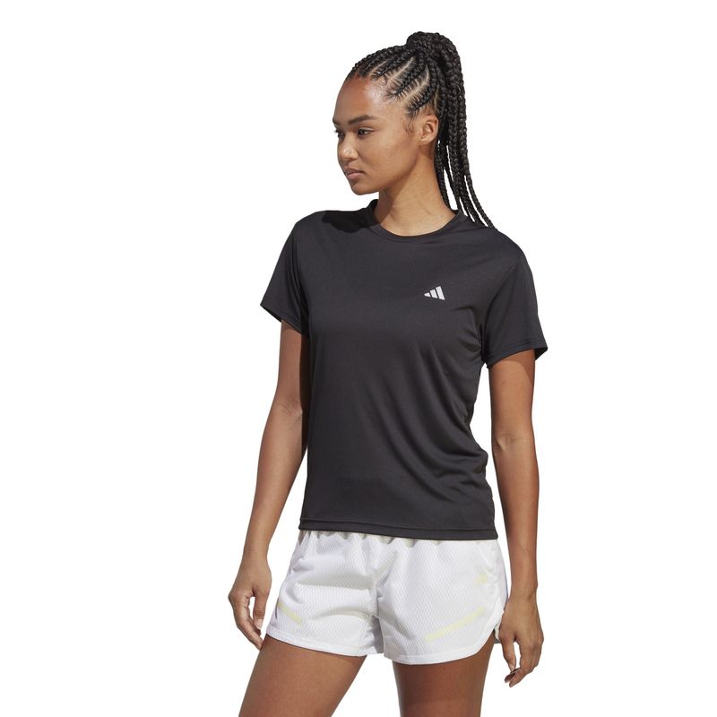 Camiseta-Manga-Corta-adidas-para-mujer-Run-It-Tee-para-correr-color-negro.-Frente-Sobre-Modelo