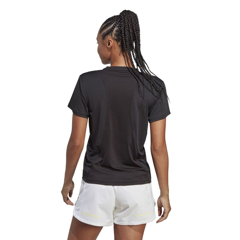 Camiseta-Manga-Corta-adidas-para-mujer-Run-It-Tee-para-correr-color-negro.-Reverso-Sobre-Modelo