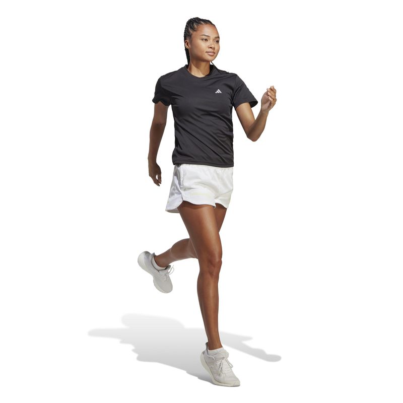 Camiseta-Manga-Corta-adidas-para-mujer-Run-It-Tee-para-correr-color-negro.-Modelo-En-Movimiento