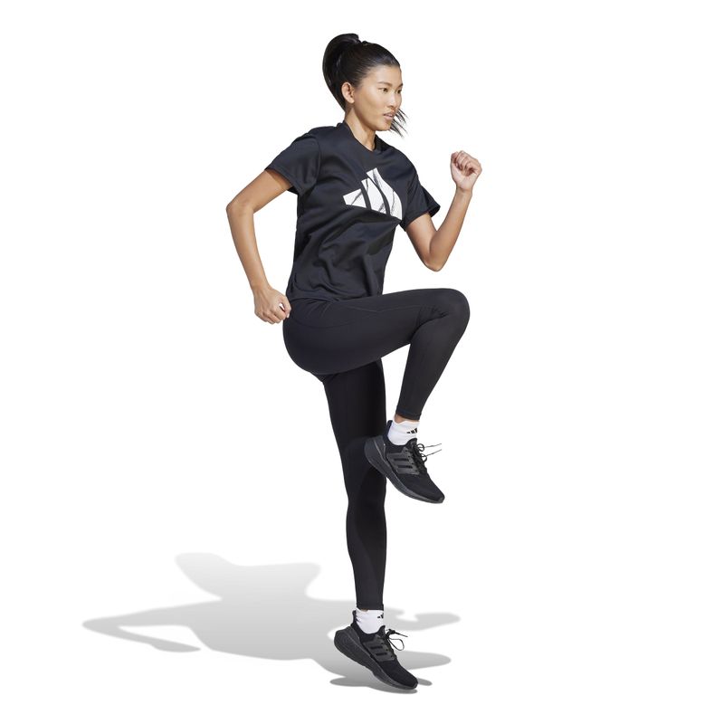 Camiseta-Manga-Corta-adidas-para-mujer-Run-It-Bl-Tee-para-correr-color-negro.-Modelo-En-Movimiento