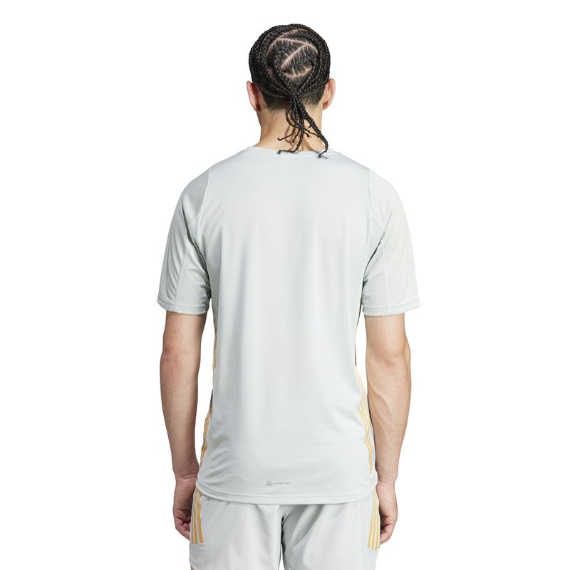 Camiseta-Manga-Corta-adidas-para-hombre-Run-Icons-3S-T-para-correr-color-gris.-Reverso-Sobre-Modelo