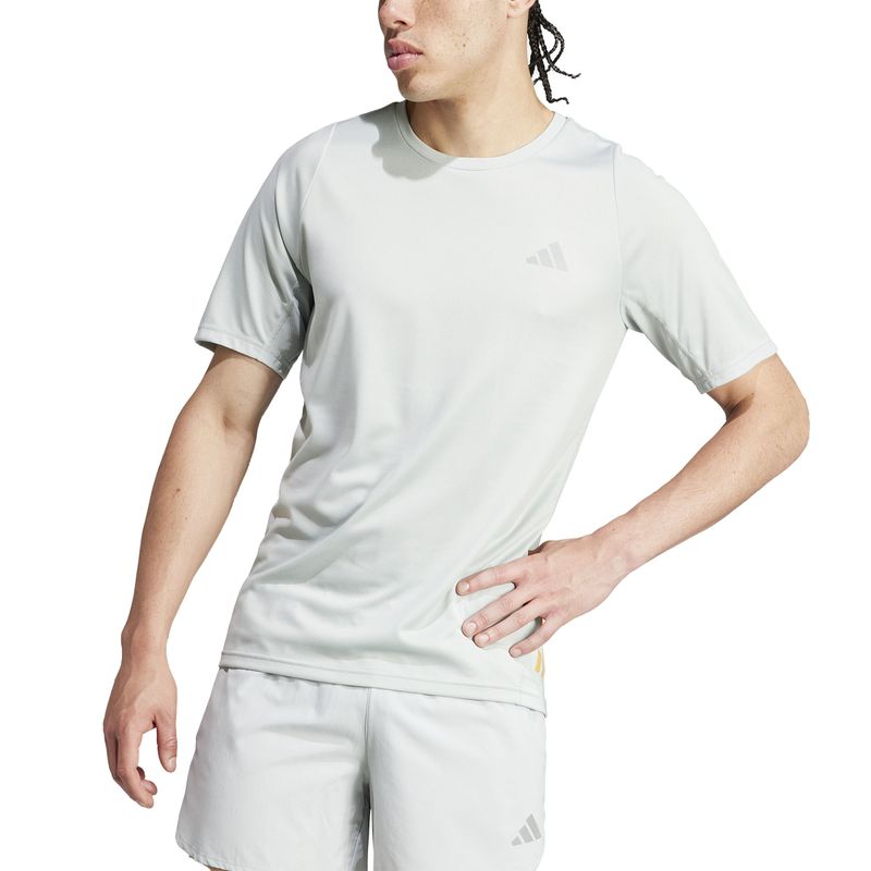 Camiseta-Manga-Corta-adidas-para-hombre-Run-Icons-3S-T-para-correr-color-gris.-Zoom-Frontal-Sobre-Modelo