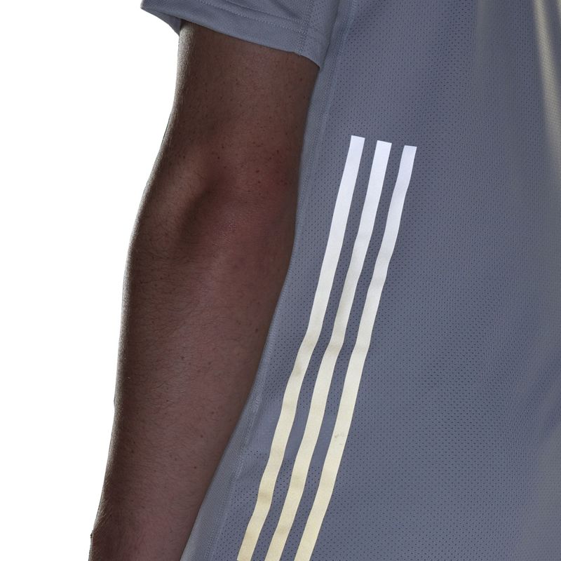 Camiseta-Manga-Corta-adidas-para-hombre-Run-Icons-3S-T-para-correr-color-gris.-Detalle-2